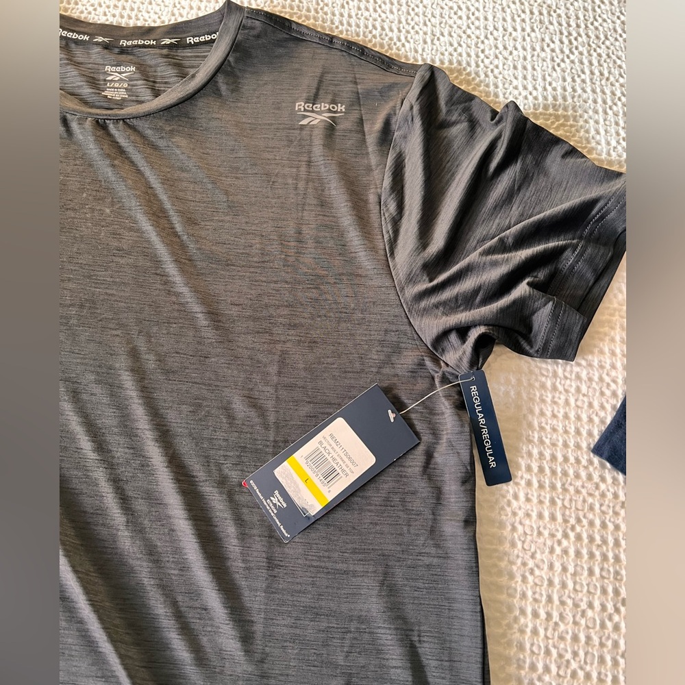 Reebox dri fit shirt size large. Men’s